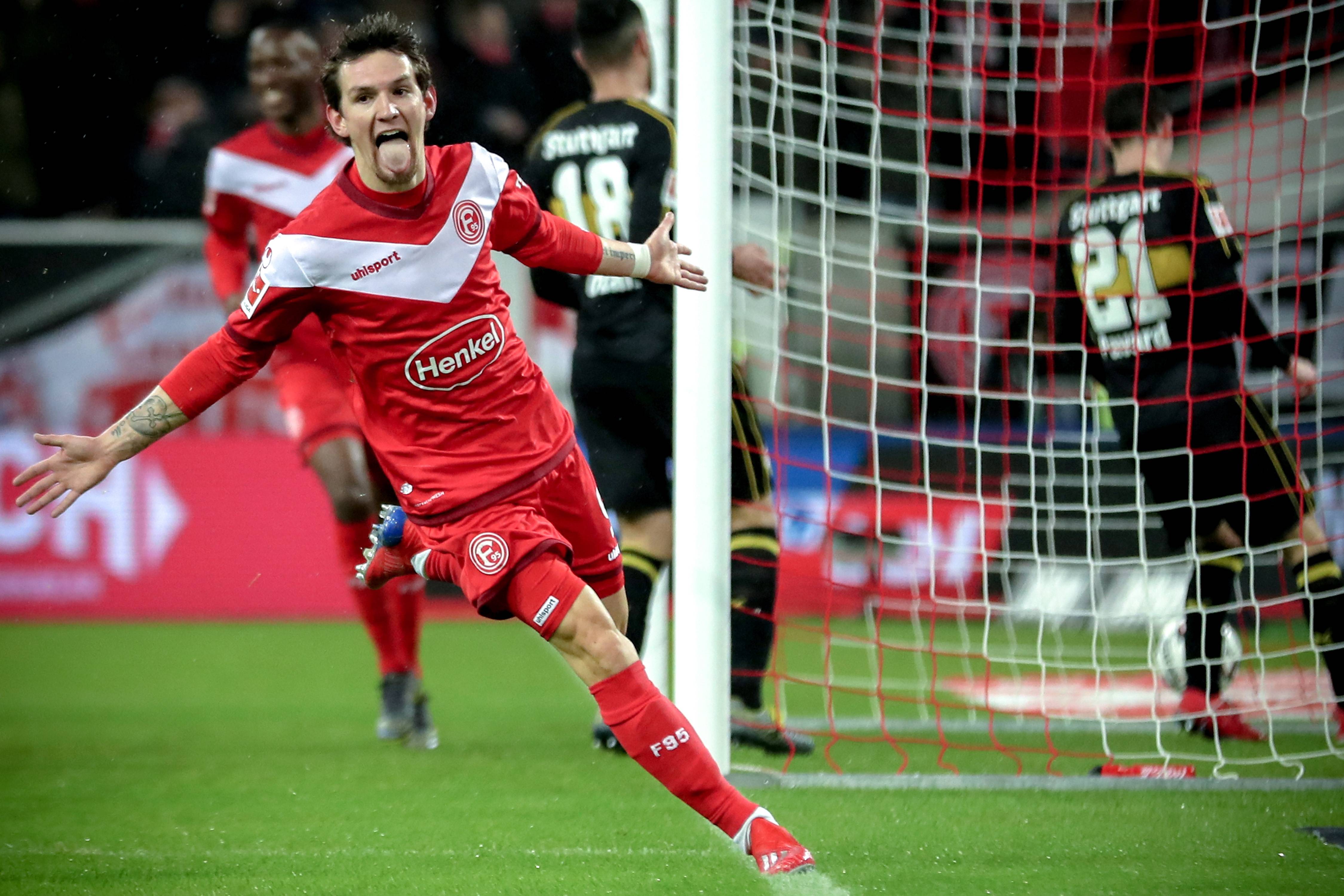 爱游戏中国-勒沃库森迎德甲关键赛;冲刺阶段完成体检;压力陡增;轮换策略成焦点(勒沃库森02年阵容)